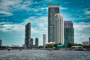 Bangkok, Tayland 08.20.2019 Bangkok Skyline with The River Condominium and the Four Seasons Private Lükury Residences in the banks of the majestic Chao Phraya river