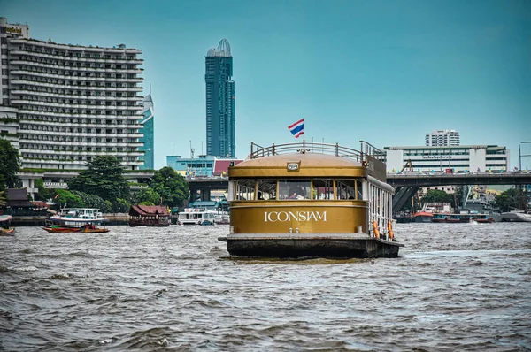 泰国曼谷08 2019 Iconsiam穿梭船驶向Chao Phraya河畔Iconsiam购物中心建筑群 — 图库照片