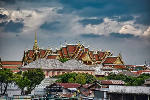 バンコク 2019ワット アルンから王宮の美しい伝統的なタイの屋根の風景 — ストック写真