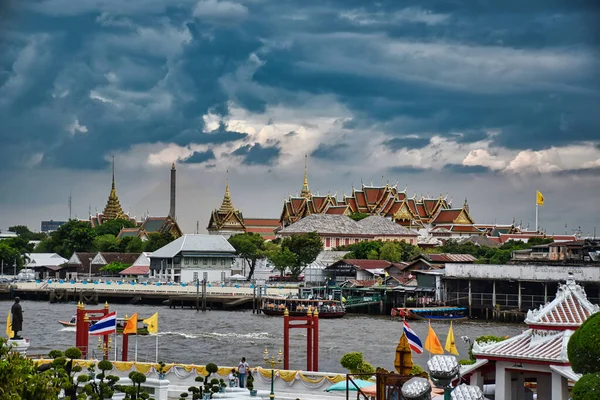バンコク 2019ワット アルンから王宮の美しい伝統的なタイの屋根の風景 — ストック写真