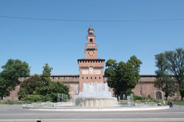 Milan, İtalya, 08.29.2020 Muhteşem Sforza Kalesi, Castello Sforzesco ile Fontana di Piazza Castello, Castello Meydanı Çeşmesi