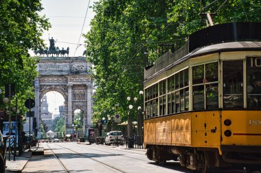 Milan, İtalya, 08.29.2020 Corso Sempione Bulvarı 'ndan eski bir tramvay geçiyor.