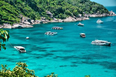 Similan Adaları, Khaolak, Phang-Nga, Tayland 18 Nisan 2021 Sersemletici, Andaman Denizi 'nin Similan Adaları' ndaki turkuaz mavi sularıyla manzaralı