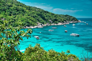 Similan Adaları, Khaolak, Phang-Nga, Tayland 18 Nisan 2021 Sersemletici, Andaman Denizi 'nin Similan Adaları' ndaki turkuaz mavi sularıyla manzaralı