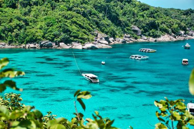 Similan Adaları, Khaolak, Phang-Nga, Tayland 18 Nisan 2021 Sersemletici, Andaman Denizi 'nin Similan Adaları' ndaki turkuaz mavi sularıyla manzaralı