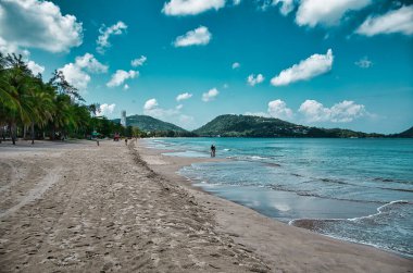 Phuket, Tayland 19 Nisan 2021 Boş, sakin kumlu hilal Patong Sahili turkuaz mavi berrak su ve sirus bulutlu gökyüzü