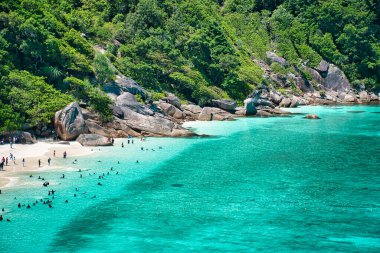 Similan Adaları, Khaolak, Phang-Nga, Tayland 18 Nisan 2021 Sersemletici, Andaman Denizi 'nin Similan Adaları' ndaki turkuaz mavi sularıyla manzaralı