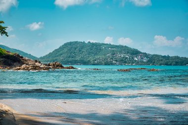 Boş, kumlu Hilal Koyu, Turkuaz mavisi berrak su ve Tayland, Phuket 'te sirrus bulutlu gökyüzü