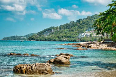 Boş, kumlu Hilal Koyu, Turkuaz mavisi berrak su ve Tayland, Phuket 'te sirrus bulutlu gökyüzü