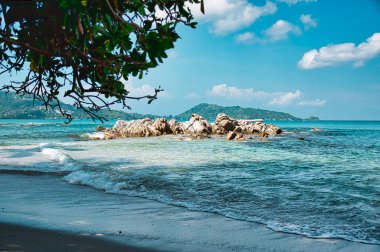Boş, kumlu Hilal Koyu, Turkuaz mavisi berrak su ve Tayland, Phuket 'te sirrus bulutlu gökyüzü