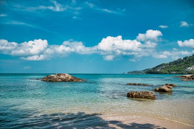 Boş, kumlu Hilal Koyu, Turkuaz mavisi berrak su ve Tayland, Phuket 'te sirrus bulutlu gökyüzü