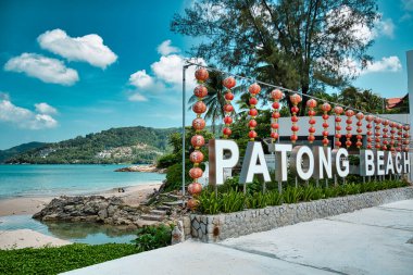 Phuket, Tayland 19 Nisan 2021 Boş, sakin kumlu hilal Patong Sahili turkuaz mavi berrak su ve sirus bulutlu gökyüzü