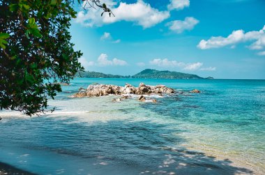 Boş, kumlu Hilal Koyu, Turkuaz mavisi berrak su ve Tayland, Phuket 'te sirrus bulutlu gökyüzü