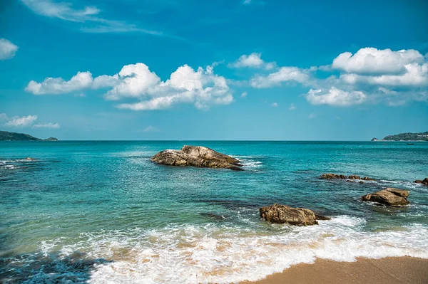 Boş, kumlu Hilal Koyu, Turkuaz mavisi berrak su ve Tayland, Phuket 'te sirrus bulutlu gökyüzü