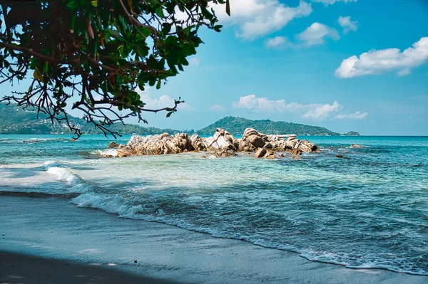 Boş, kumlu Hilal Koyu, Turkuaz mavisi berrak su ve Tayland, Phuket 'te sirrus bulutlu gökyüzü