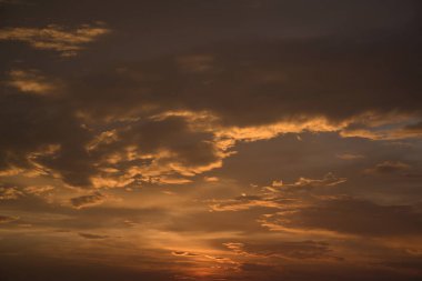 Phuket, Tayland 'daki Promthep Cape manzarasında gün batımında muhteşem, altın bir gökyüzü.