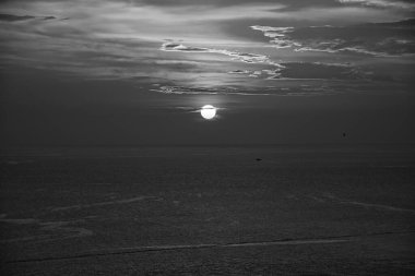 Phuket, Tayland 'daki Promthep Burnu manzarasında gün batımında Andaman Denizi' nin güzel ve çarpıcı manzarası.