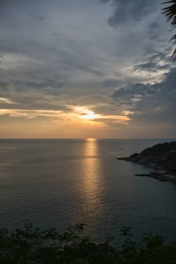 Phuket, Tayland 'daki Promthep Burnu manzarasında gün batımında Andaman Denizi' nin güzel ve çarpıcı manzarası.
