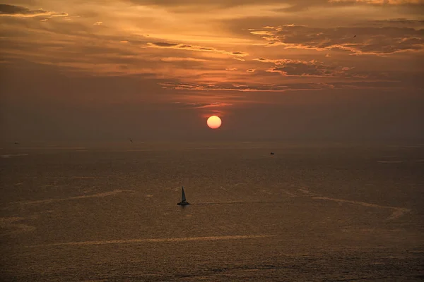 Hermosa Impresionante Vista Panorámica Del Cielo Dorado Reflexiones Sobre Mar — Foto de Stock