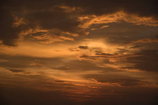 Hermoso Impresionante Cielo Dorado Durante Atardecer Promthep Cape Punto Referencia — Foto de Stock