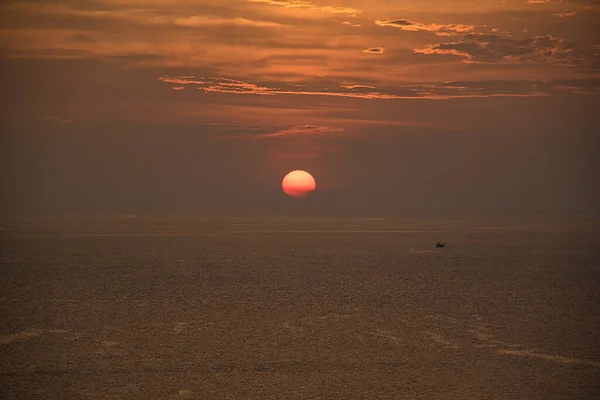 Hermosa Impresionante Vista Panorámica Del Cielo Dorado Reflexiones Sobre Mar — Foto de Stock