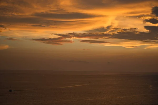 Hermosa Impresionante Vista Panorámica Del Cielo Dorado Reflexiones Sobre Mar — Foto de Stock