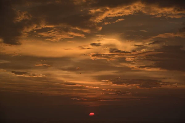 Hermoso Impresionante Cielo Dorado Durante Atardecer Promthep Cape Punto Referencia — Foto de Stock