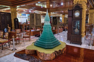 Bangkok, Tayland 7 Nisan 2021 Bangkok, Bangkok 'un Phasi Charoen ilçesindeki Wat Paknam tapınağındaki Maharatchamongkol Büyük Pagoda' daki inanılmaz modeller, modeller, heykeller.