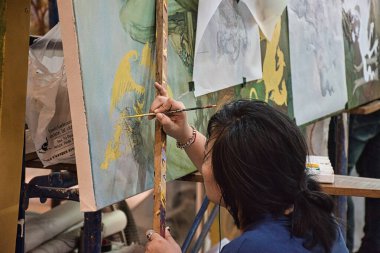 Bangkok, Tayland 7 Nisan 2021 Asyalı ressam geleneksel resmi restore ediyor