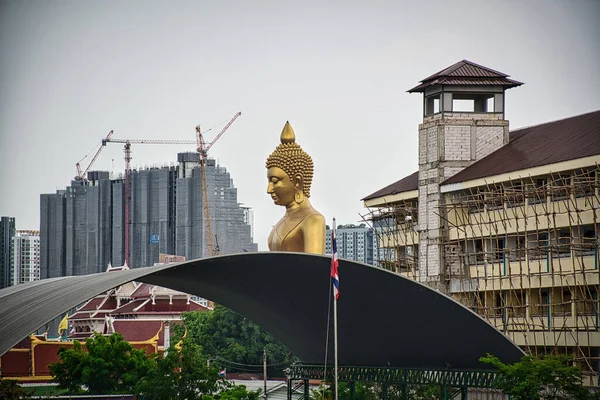 バンコクタイ2021年4月7日ワット パクナム バシチャローン寺院の建設現場にある巨大な黄金の仏像Dhammakaya Thep Monkol仏像 — ストック写真
