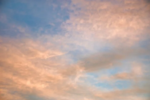 Gyönyörű Festett Nap Így Fényes Arany Árnyalatok Sűrű Felhők Alkonyati — Stock Fotó