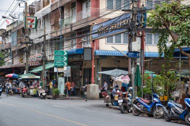 Bangkok, Tayland 04.07.2021 Asyalı Bangkok sokaklarında Tayland yemeği satıyor