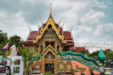 Bangkok, Tayland 04.28.2021 Muhafız Nagaları, Bayraklar ve Renkli binalar Wat Nak Prok, Naga Tapınağı 'nın sokak girişini gösteriyor..