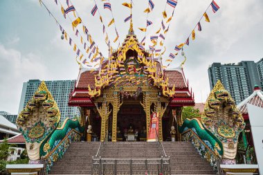 Bangkok, Tayland 04.28.2021 Muhafız Nagaları, Bayraklar ve Renkli binalar Wat Nak Prok, Naga Tapınağı 'nın sokak girişini gösteriyor..