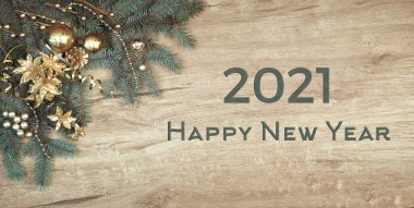 Noel ağacının arka planında, köknar dalları süslenmiş bir köknar var. Üst manzara, panoramik görüntü. Yeni yılınız kutlu olsun 2021.