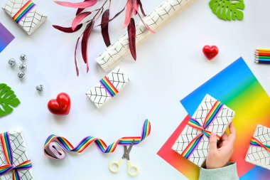 Gökkuşağı kurdeleli hediye kutuları, LGBT bayrak sembolü. Xmas ya da Sevgililer Günü dekoru ile üst görünüm.