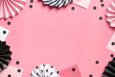 Pembe arka planda kağıt vantilatörlerden yapılmış çerçeve. Üst görünüm, kopyalama alanı. Doğum günü, Sevgililer Günü ya da Yeni Yıl tebrikleri pembe, siyah ve beyaz. Katlanmış kağıt daireler, puantiyeler ve konfeti..