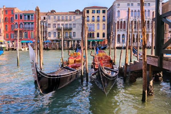 Dwie Gondole Zacumowane Przy Molo Canal Grande Wenecji Włochy — Zdjęcie stockowe