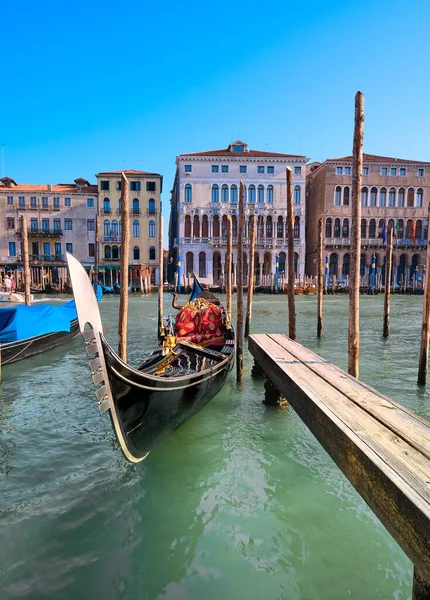 Одноместная Гондола Декоративными Креслами Пришвартованная Пирса Гранд Канале Венеции Италия — стоковое фото