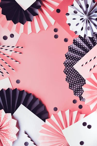 粉红背景下圆形扇子和圆饼纸的排列 平铺在有复制空间的地方 生日背景为粉色 黑色和白色 折叠纸圈和圆点 — 图库照片