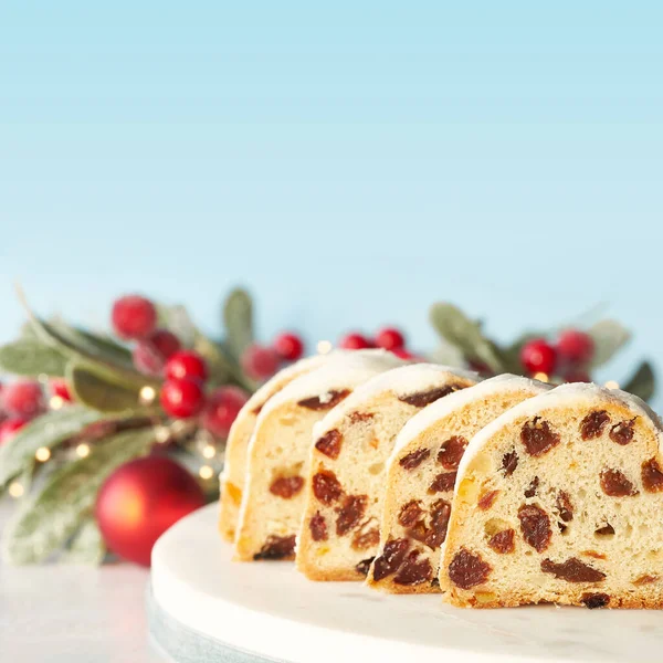 Natale Stollen Sfondo Bianco Blu Festivo Con Bacche Luci Natale — Foto Stock