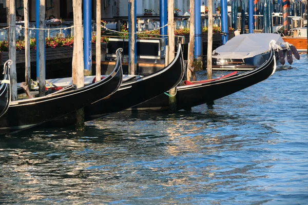 Várias Gôndolas Atracadas Pelo Cais Grande Canal Veneza Itália — Fotografia de Stock