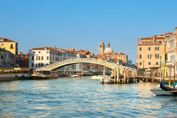 Casas Históricas Puente Peatonal Que Cruza Gran Canal Venecia Italia —  Fotos de Stock