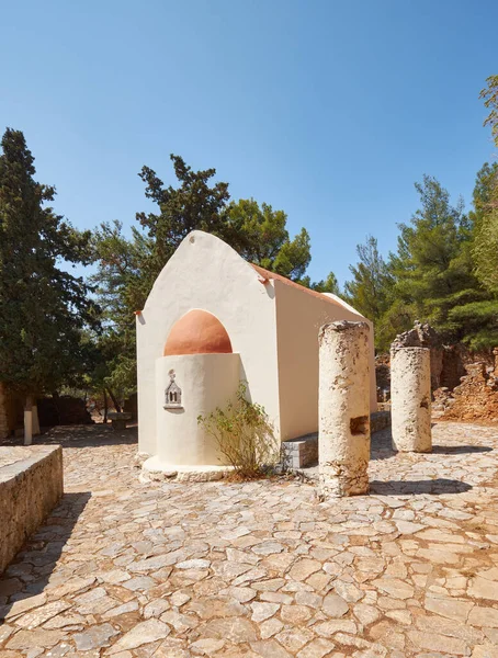 克里特岛上的乡村小礼拜堂 有钟楼 旅游目的地 地方地标 地中海岛屿东部的农村地区 — 图库照片