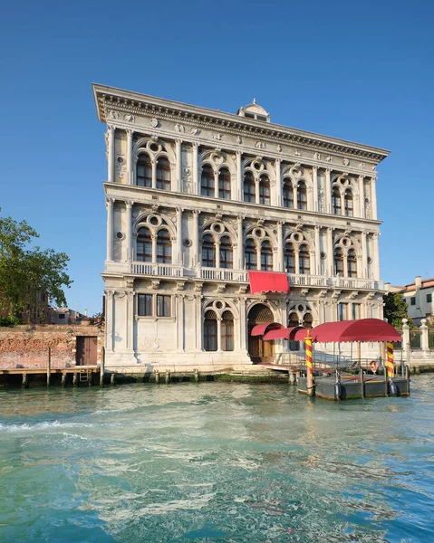 Casa Histórica Grande Canal Veneza Itália Dia Brilhante Com Céu — Fotografia de Stock