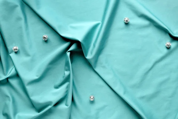 Aqua 2021年流行色彩 时尚的顶部视图 迪斯科球薄荷蓝色纺织品 平躺在床上复制空间 最低限度的创意概念 — 图库照片