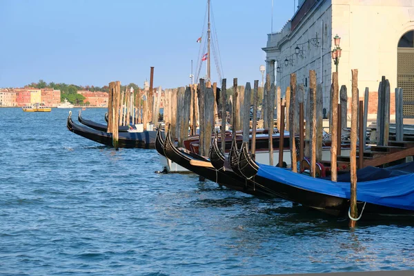 Gondola Passenger Boats Punta Della Dogana Grand Canal Venice Italy — Stock Photo, Image