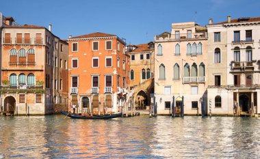 VENICE, İtalya - 21 Eylül 2020 Gondolcu, tarihi binaları aşan Grand Canal 'daki gondoluyla turistleri götürüyor. Turistler Venedik 'e dönüyor, ama koronavirüs salgınından öncekinden çok daha az..