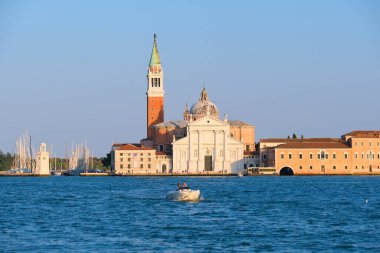 Venedik, İtalya - 18 Eylül 2020 San Giorgio Maggiore adasından insanları Venedik 'e götüren motorlu tekne.