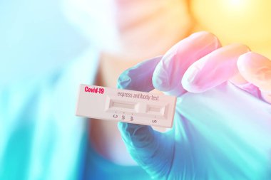 Sıhhiye, hastanın kanında Roman Coronavirus, SARS-CoV-2 antikorlarının tespiti için hızlı COVID-19 testi gösteriyor..